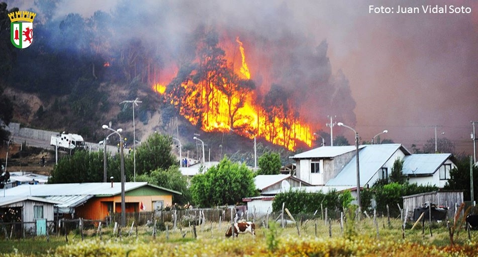 Incendio cerca de casas